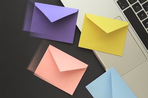 cartinhas coloridas lembrando o email marketing