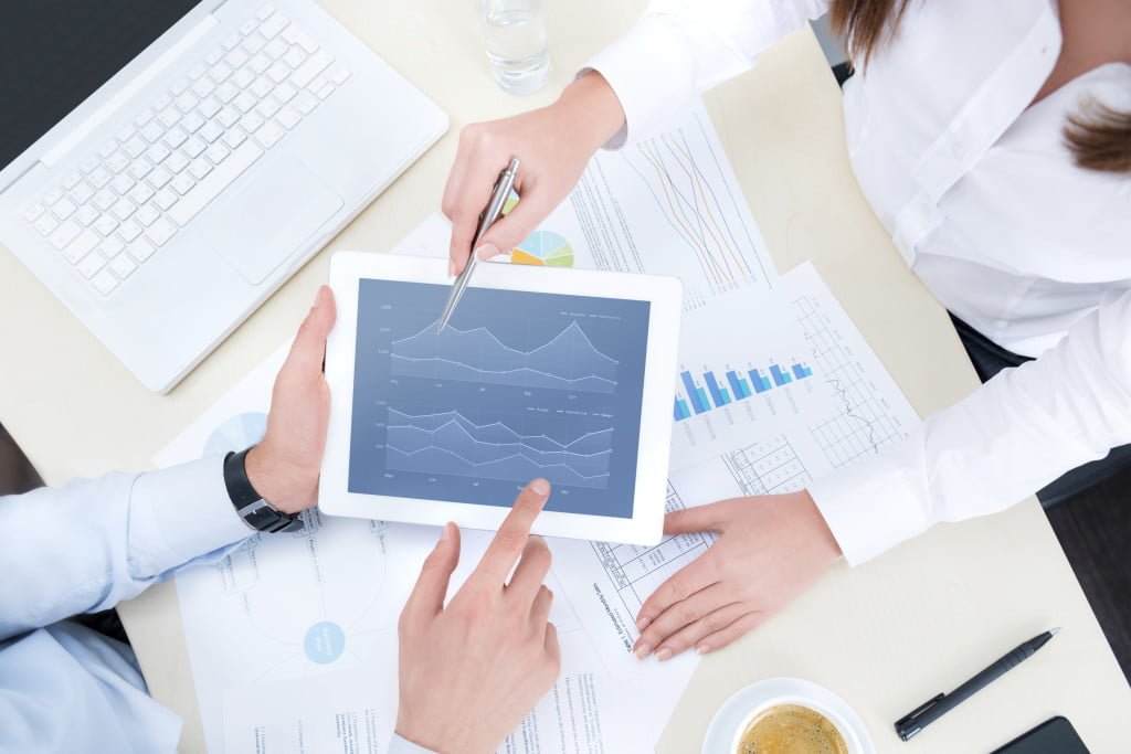 Duas pessoas preparando um e-commerce