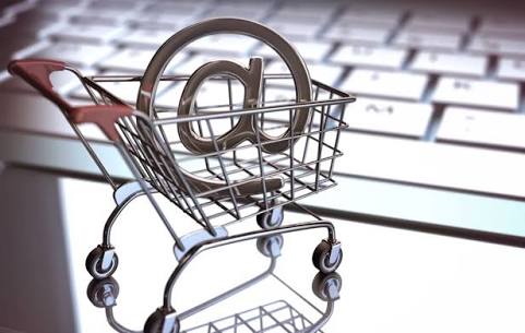 Mini carrinho de compras em cima do notebook | Descubra como abrir uma loja virtual