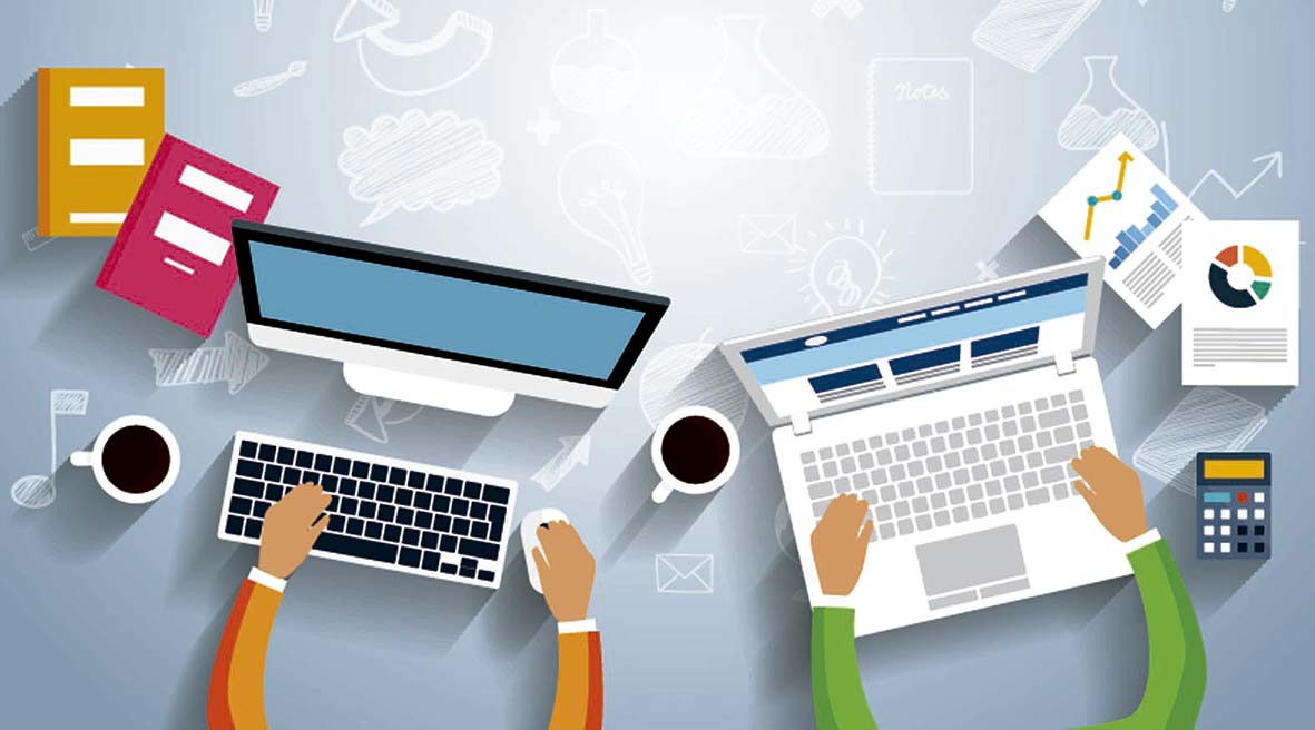 Pessoas trabalhando com notebook | Como monitorar as visitas no site?