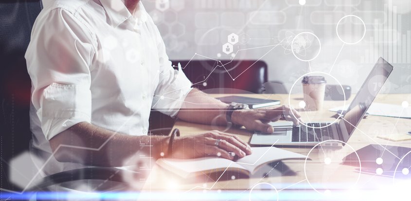 Homem sentado usando internet em um notebook | Saiba tudo sobre o fim da neutralidade da rede nos EUA