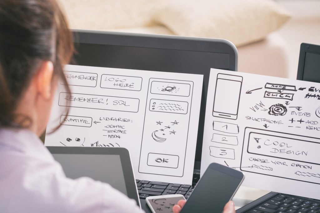 Designer observando rascunho | O que é Experiência do Usuário?