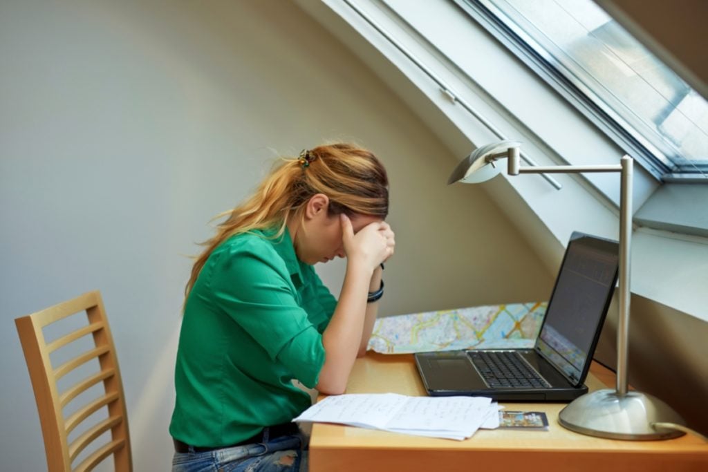 Mulher irritada com internet de casa | Por que a internet brasileira é tão lenta? Mulher irritada com internet de casa | Por que a internet brasileira é tão lenta?