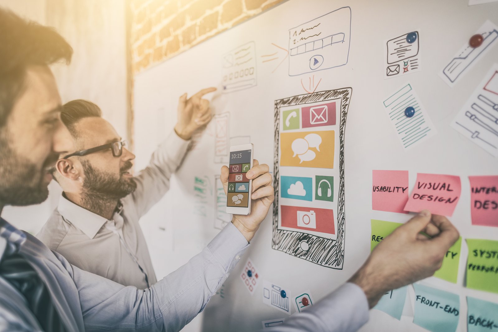 Designers desenhando o app e website no conceito ux design