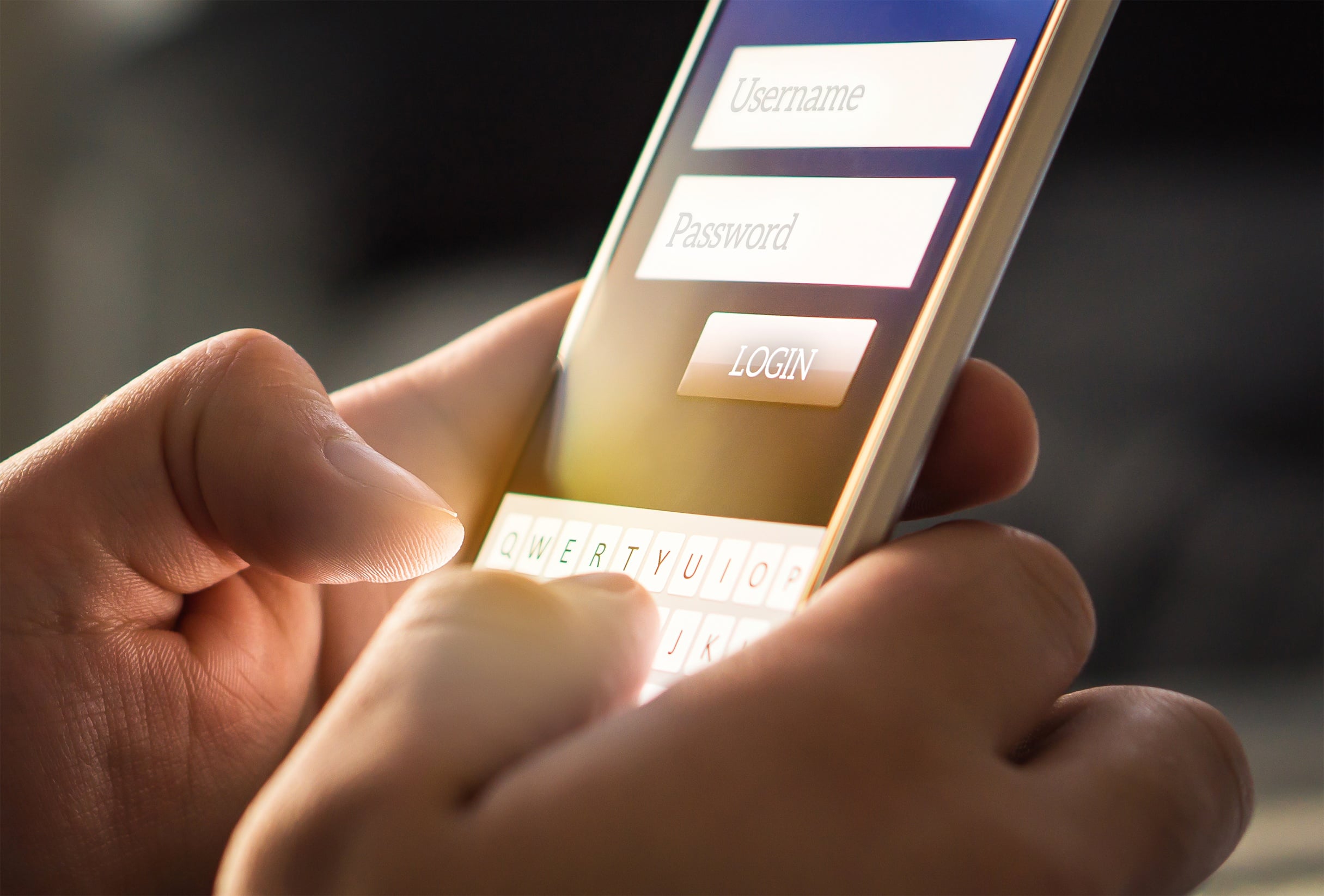 Mãos segurando um telefone celular