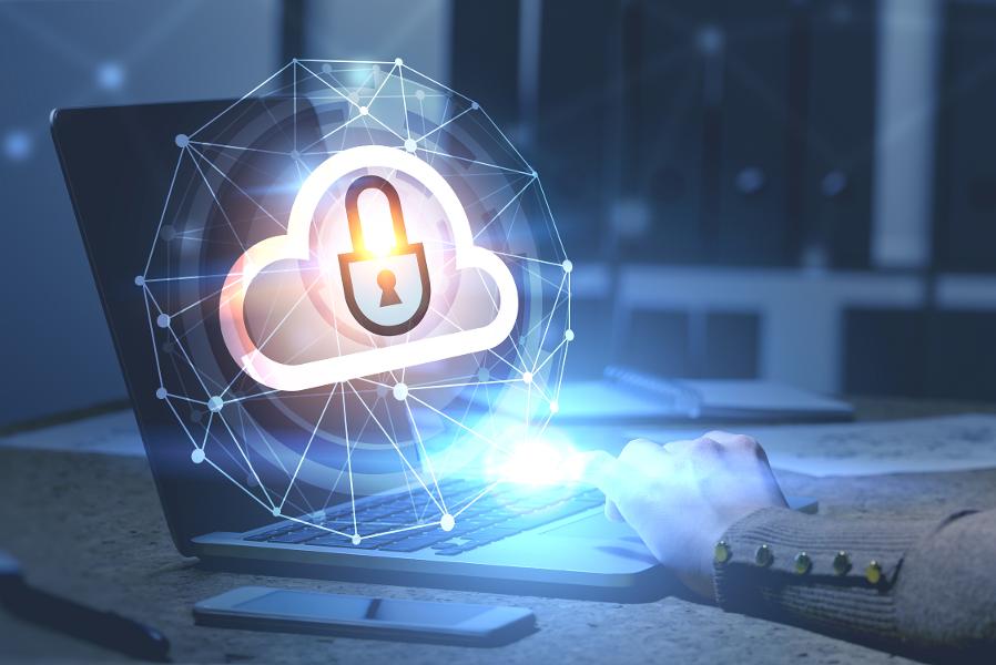 Computador em cima da mesa cloud privada-