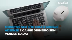 mãos femininas sob um laptop