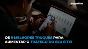 Homem olhando tela de celular e computador com gráficos analisando o tráfego de site e o título abaixo.