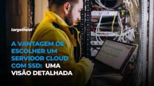 Título à esquerda sob imagem de um homem branco de jaqueta amarela em um ambiente de servidor mexendo em um notebook
