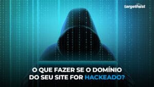 Silhueta de hacker com capuz diante de um notebook, cercado por símbolos de programação em um fundo verde-água, título sobreposto.