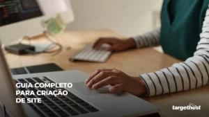 Mulher trabalhando em dois computadores simultaneamente, com o seguinte texto: Guia completo para criação de site