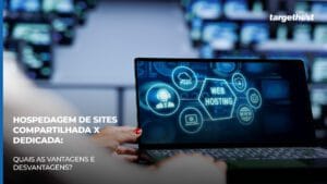 Pessoa fazendo a hospedagem de um site no laptop e o seguinte texto ao lado: Hospedagem de sites compartilhada X dedicada: quais as vantagens e desvantagens?