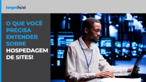 Homem trabalhando em um computador e o texto "O que você precisa entender sobre hospedagem de sites"