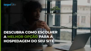 Homem pensativo em um escritório, de frente para o computador, avaliando opções de hospedagem de site, com o seguinte texto: Descubra como escolher a melhor opção para a hospedagem do seu site