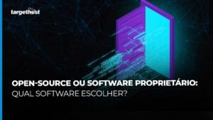 Arte com uma porta aberta, da qual estão saindo alguns dados de conexão, e o seguinte texto: Open-source ou software proprietário: qual software escolher?