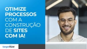 Homem de óculos sorrindo tranquilo em frente a um computador e o seguinte texto: Otimize processos com a construção de sites com IA