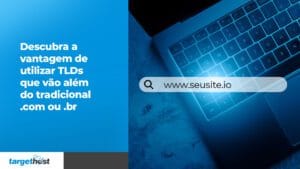 Foto de um laptop e em primeiro plano uma barra de busca com o texto "www.seusite.io", com o seguinte texto no canto esquerdo: Descubra a vantagem de utilizar TLDs que vão além do tradicional .com ou .br
