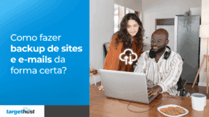 Homem mexendo em um computador dentro de um escritório, ao lado de outra mulher que trabalha no mesmo escritório, e o seguinte texto: Como fazer backup de sites e e-mails da forma certa?