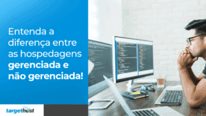 Programador pensando em frente a vários computadores, com o seguinte texto: Entenda a diferença entre as hospedagens gerenciada e não gerenciada!
