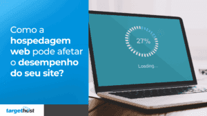Foto com um site carregando em um computador e o seguinte texto: Como a hospedagem web pode afetar o desempenho do seu site?