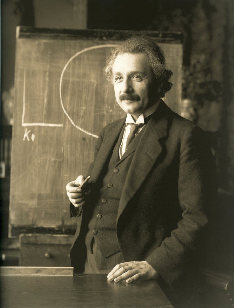 Retrato de Albert Einstein em 1921 durante uma palestra em Viena, imagem que ilustra por que Einstein era um gênio da física